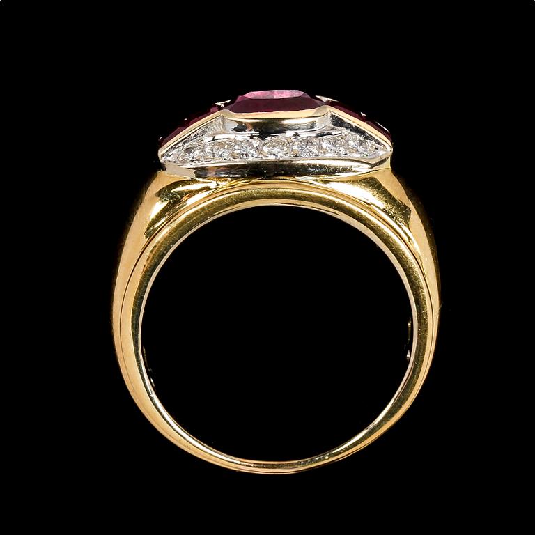RING, rubiner med briljantslipade diamanter, tot. ca 0.40 ct.