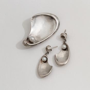 A cultured brooch and a pair of earrings by Waldemar Jonsson, Skara, 1957.