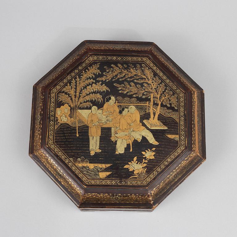 Cabaret, nio delar, emalj på koppar, Kina, sen Qingdynasti / omkring 1900. I lackask.