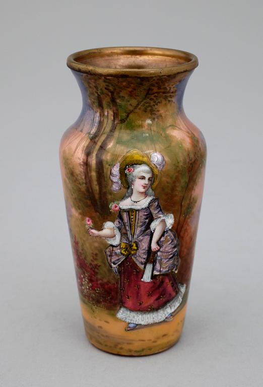 VAS, mässing och emalj, 1900-tal.