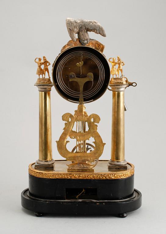 BORDSPENDYL, förgylld brons, med speldosa, 1800-tal.