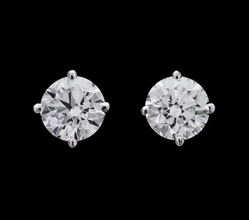 1050. A pair of brilliant cut diamond earstuds, 0.50 cts each. Cert. HRD.