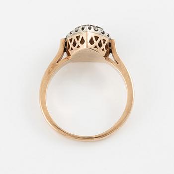 Ring silver och låghaltigt guld med en rosenslipad diamant och runda briljantslipade diamanter.