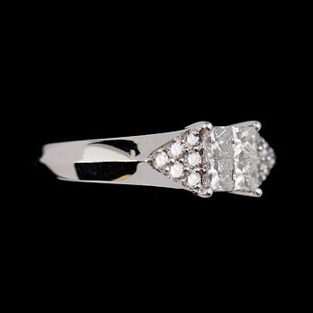 RING, 18 vitguld, diamanter totalt 0.94 ct. Vikt 4 g.