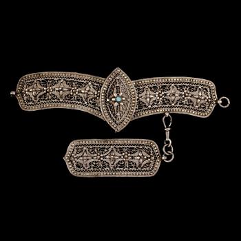 SPÄNNE, silver samt cabochonslipad turkos, Ryssland, 1900-talets början. Vikt 78 g.