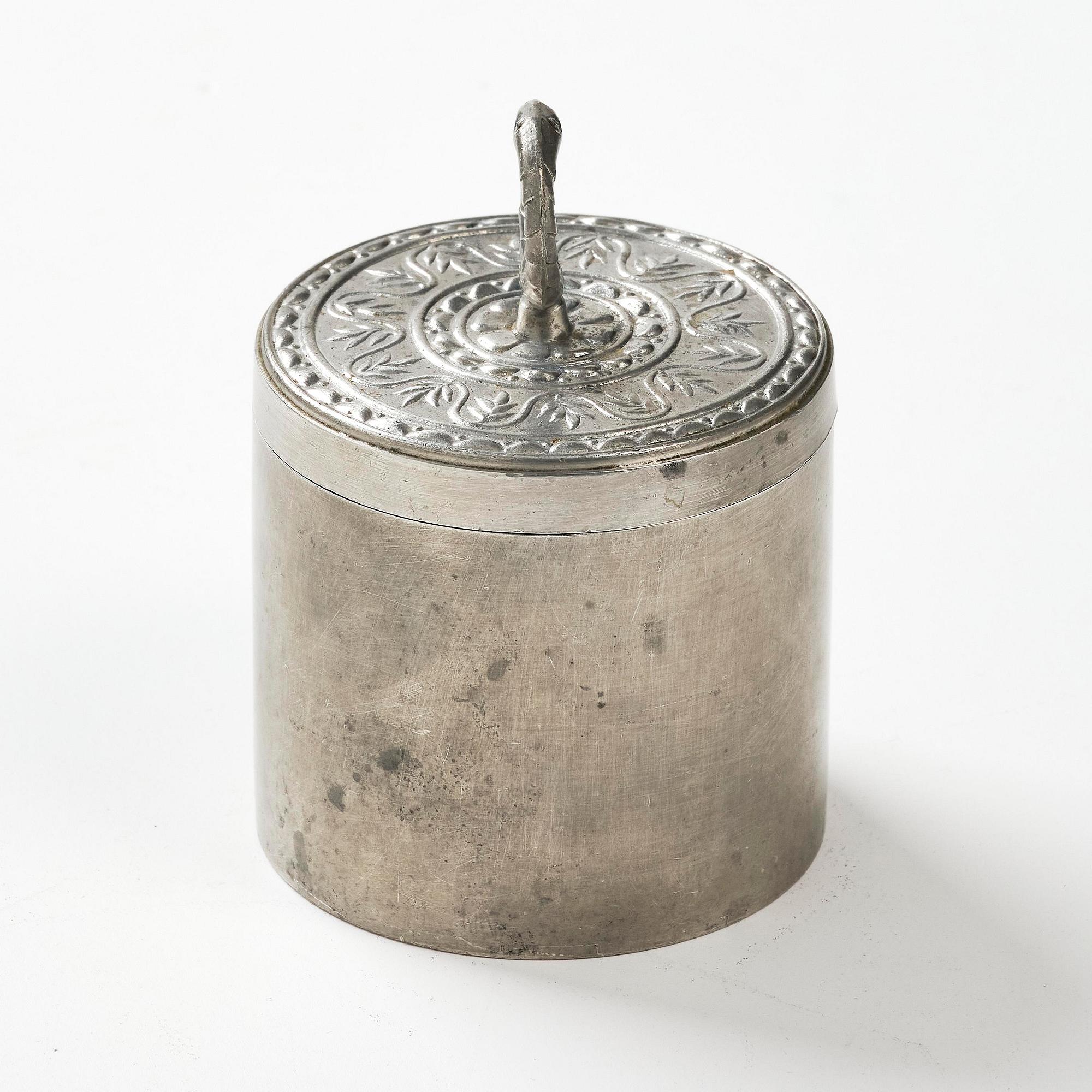 Firma Svenskt Tenn, a lidded pewter box model "A 742", Stockholm, 1929.