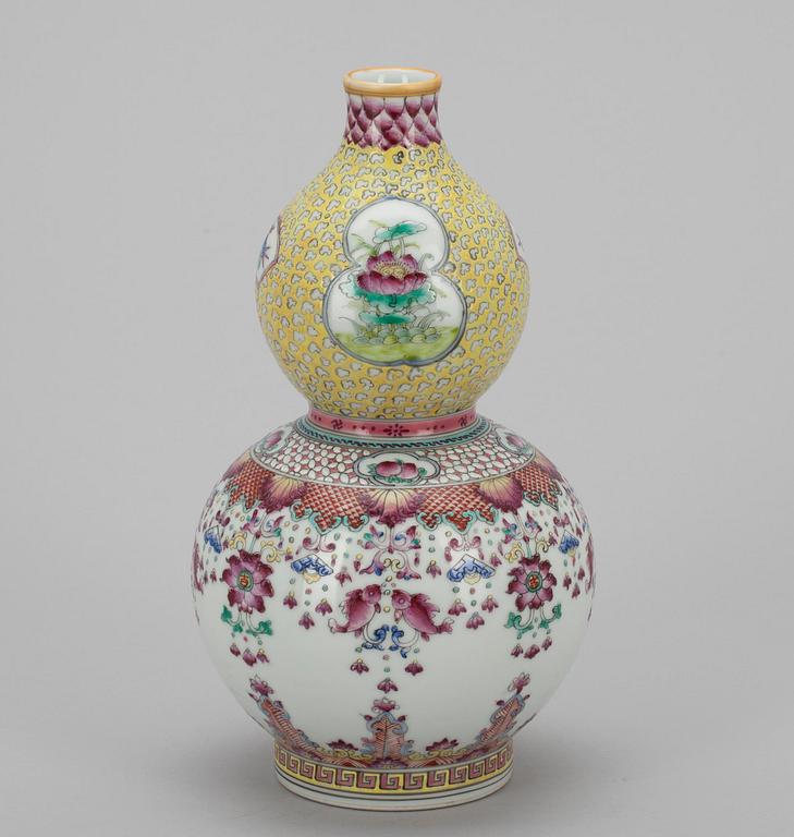 VAS, porslin, Kina, 1900-talets slut.