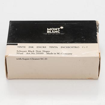 Montblanc, a Meisterstück fountain pen.