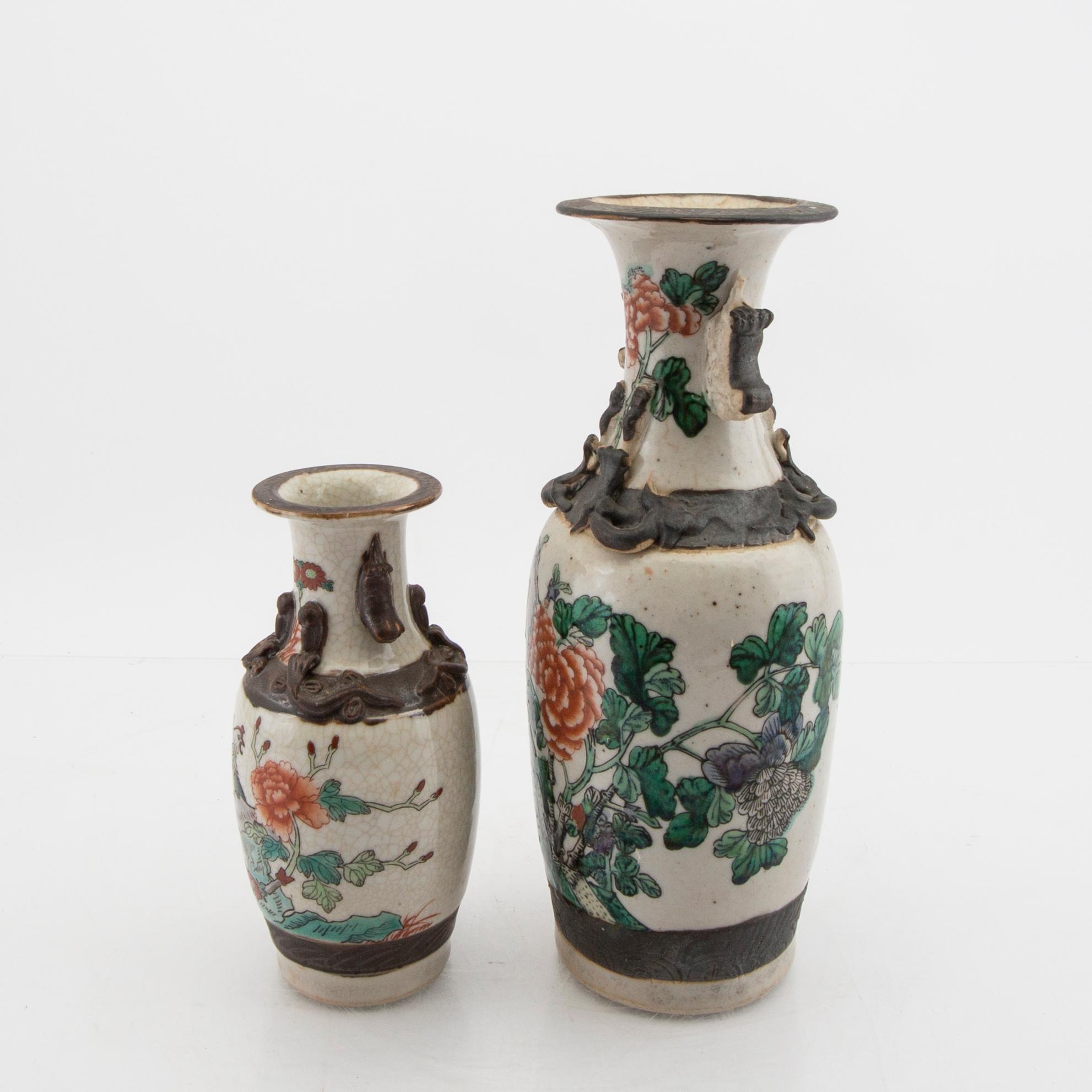 A set of two Chinese porcelain vases 20th century.