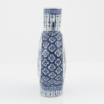 A blue and white pilgrimvase, Qing dynasty, 19th Century.