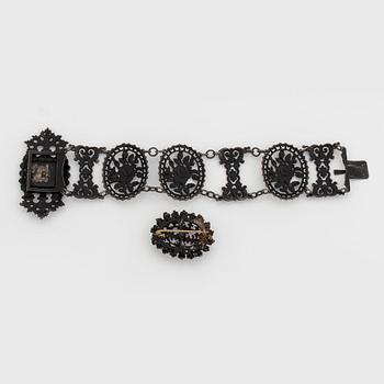 Armband och brosch svärtat gjutjärn och stål. Berlin 1820-30.