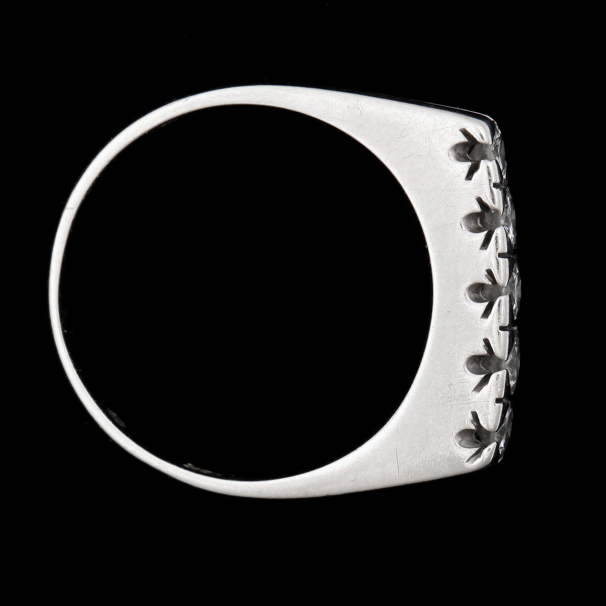 RING, 18k vitguld med briljantslipade diamanter tot ca 0,42ct enligt gravyr. Vikt 4,1g.