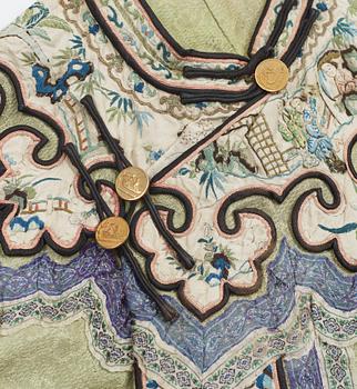 JACKET, SILK. China, late Qing dynasty. Height 79,5 cm.