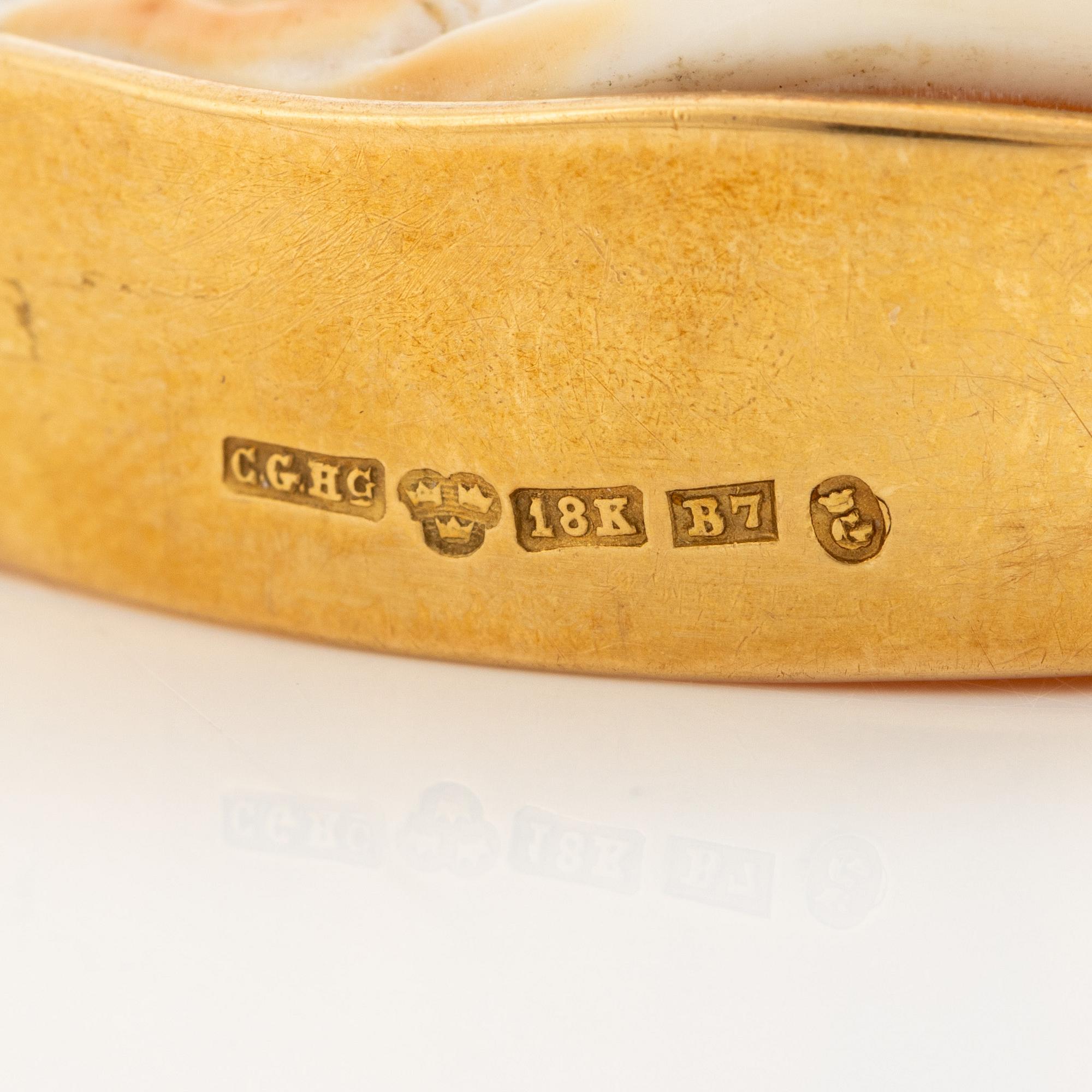 Brooch, 18K gold with shell cameo.