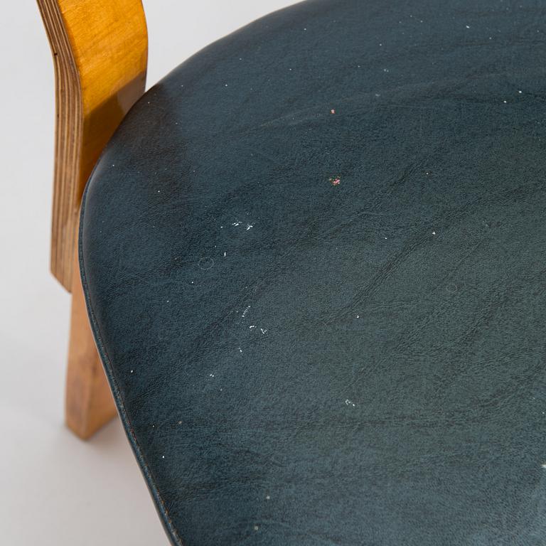 Alvar Aalto, A chair model 63 by O.Y. Huonekalu- ja Rakennustyötehdas A.B. Mid-20th century.
