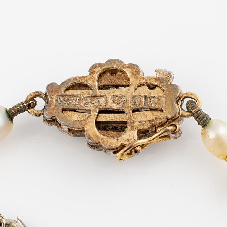 Pärlcollier, med doserade troligen flodpärlor, lås 18K guld och silver med rosenslipade diamanter och grön sten.
