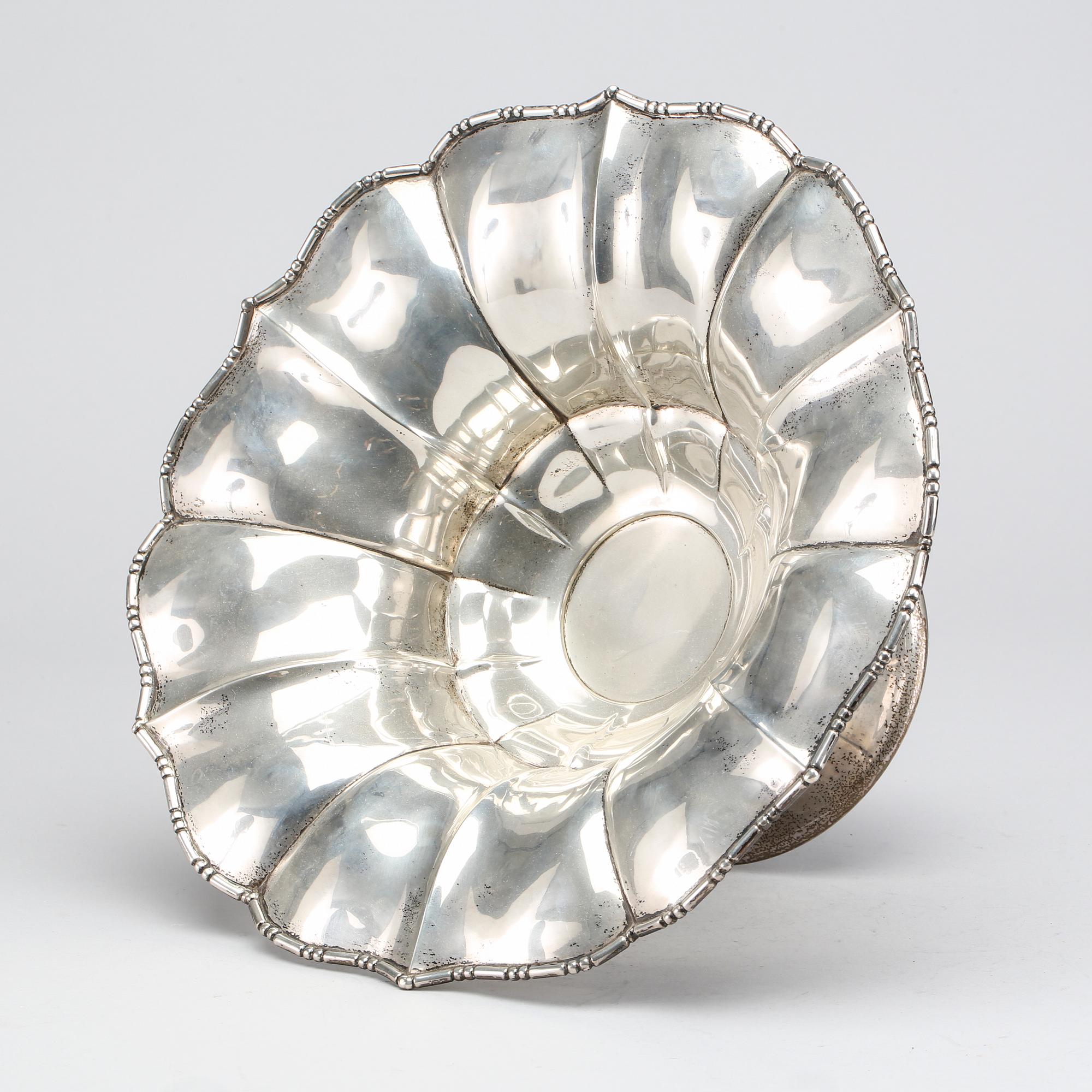 ERIC KALB, skål på fot, silver, Halmstad 1925, svenska importstämplar. Vikt c:a 790 g.