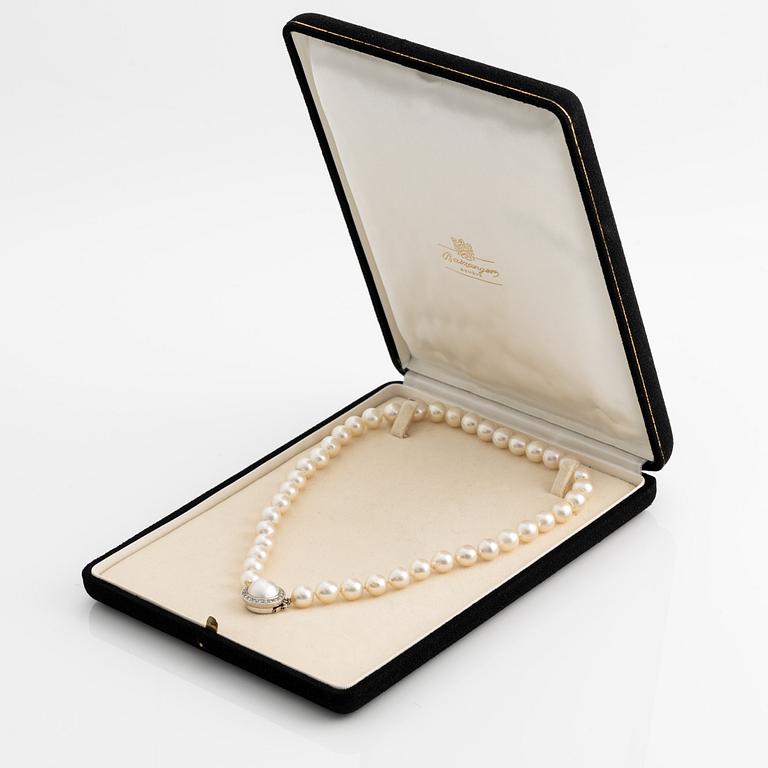 Necklace with cultured pearls, clasp in 18K gold with a half pearl and eight-cut diamonds.