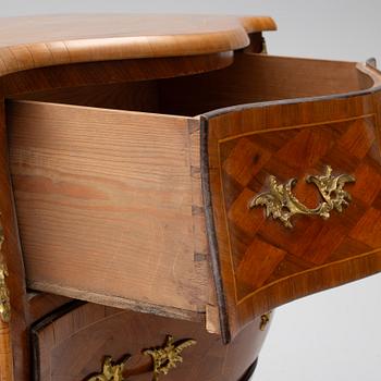 Byrå, rokokostil, omkring år 1900.