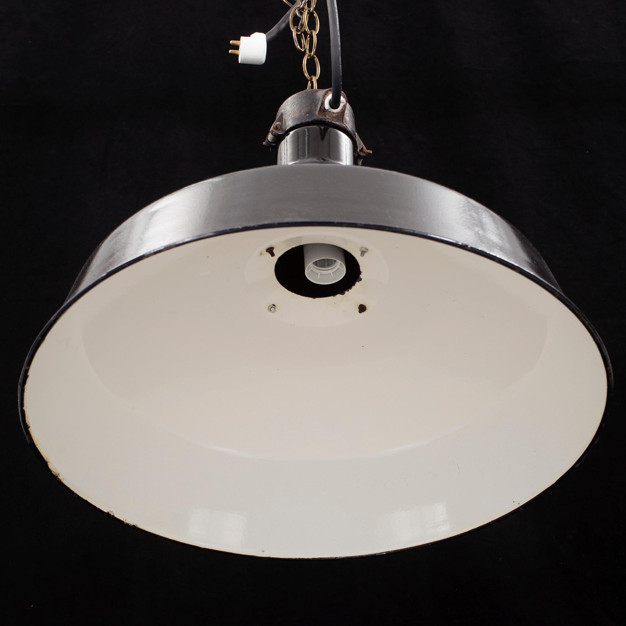 A mid 1900s ceiling lamp.