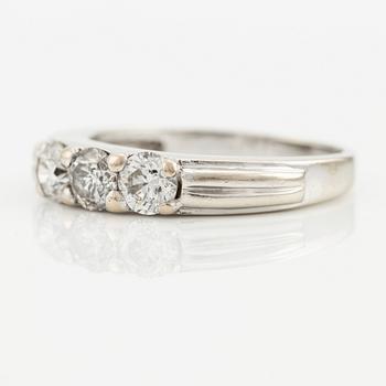 Ring, 14K vitguld med tre briljantslipade diamanter.