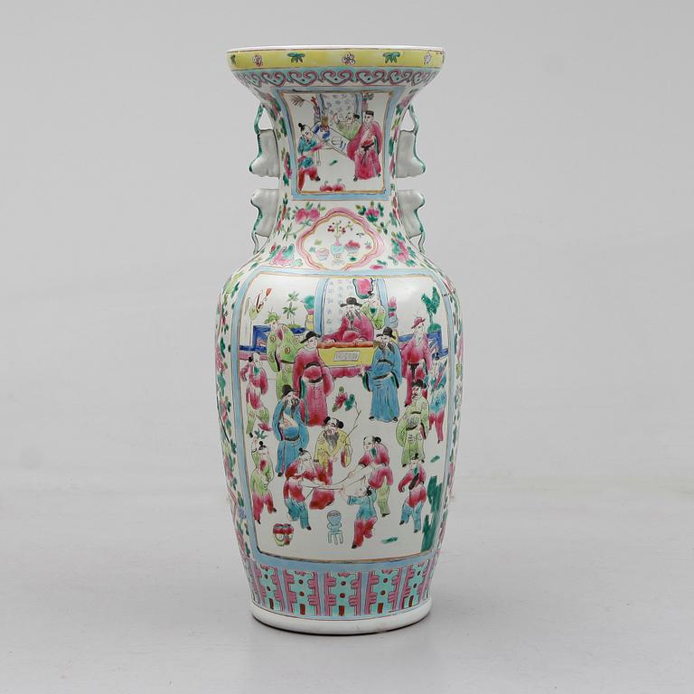 GOLVVAS, porslin, Kina, 1900-talets andra hälft.