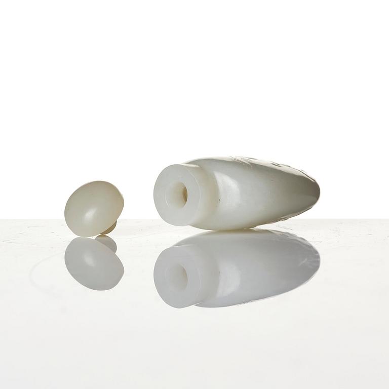 A white nephrite snuff bottle with stopper, Qing dynasty (1644-1912).