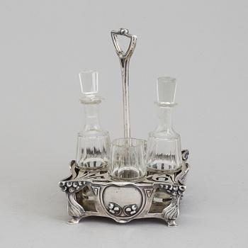BORDSSURTOUT, silver 830/1000, för fyra behållare i glas, okänd mästare, jugend, tidigt 1900-tal.