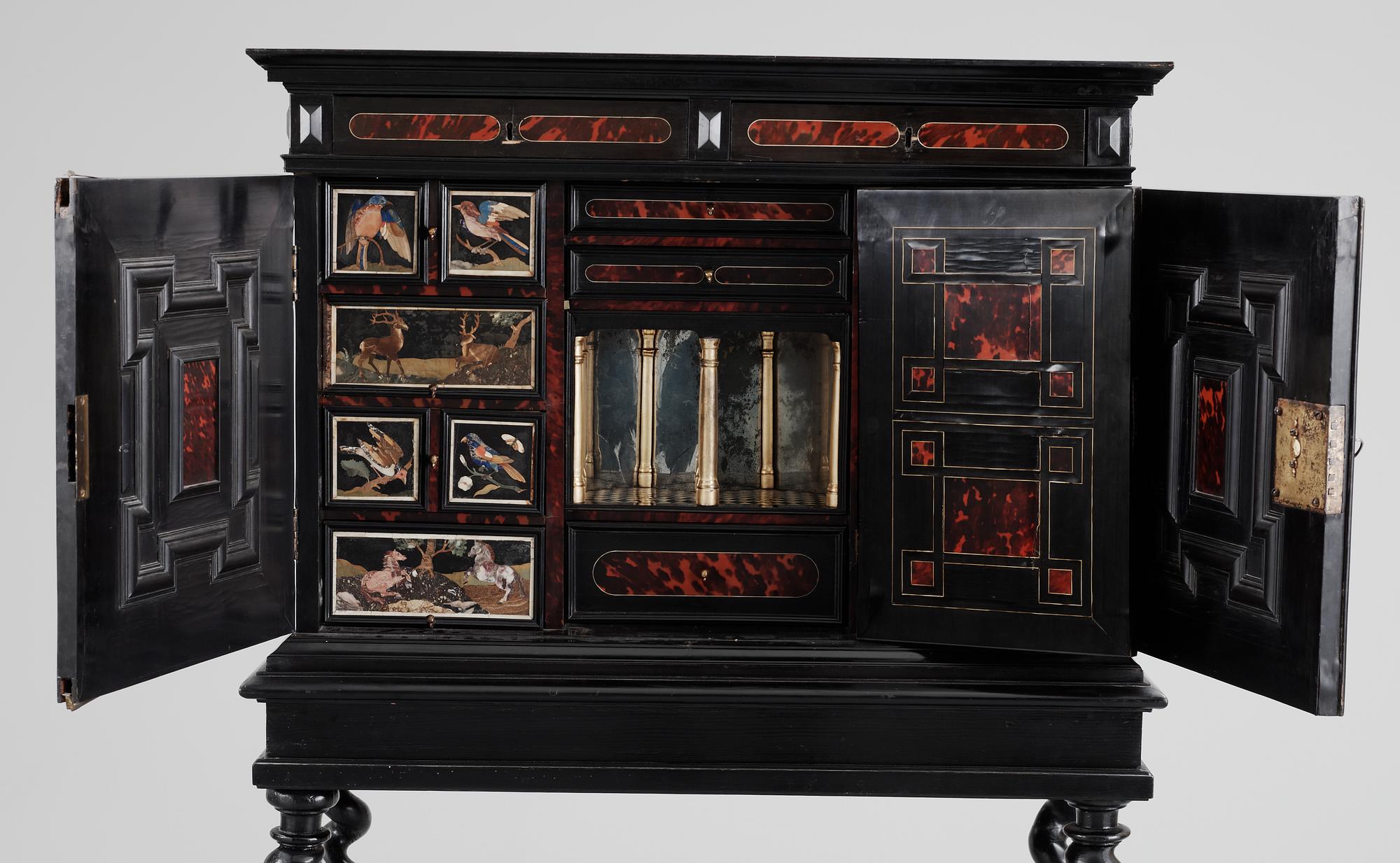 KABINETTSKÅP. Barock, 1600-talets andra hälft. Troligen Flandern.