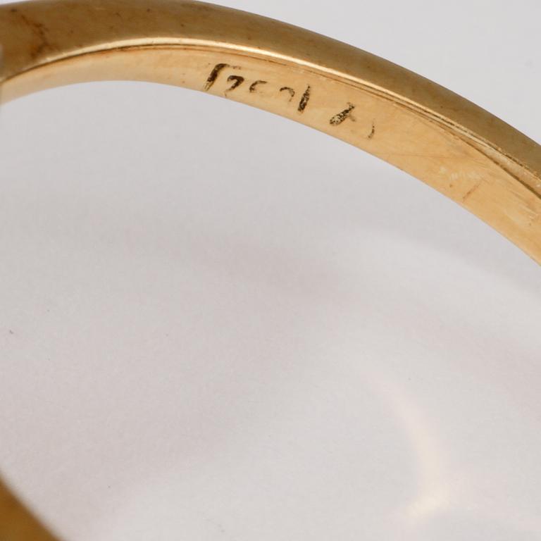 RING, 18k guld med syntetiska färgstenar. Vikt 9 g.
