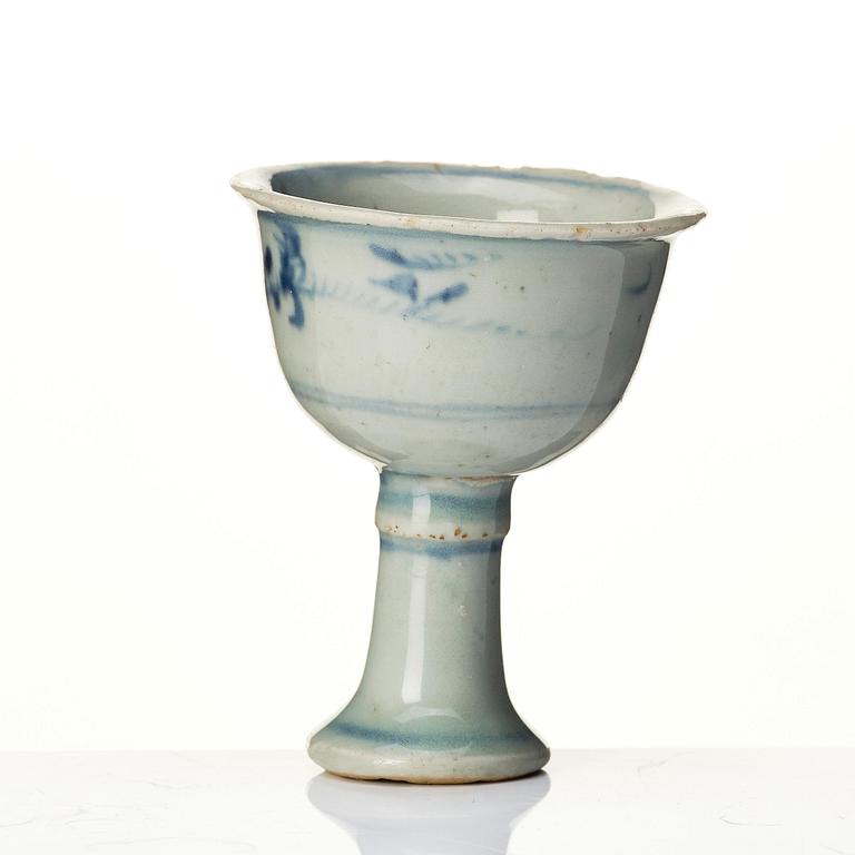 A small blue and white stemcup, Ming dynasty (1368-1644).