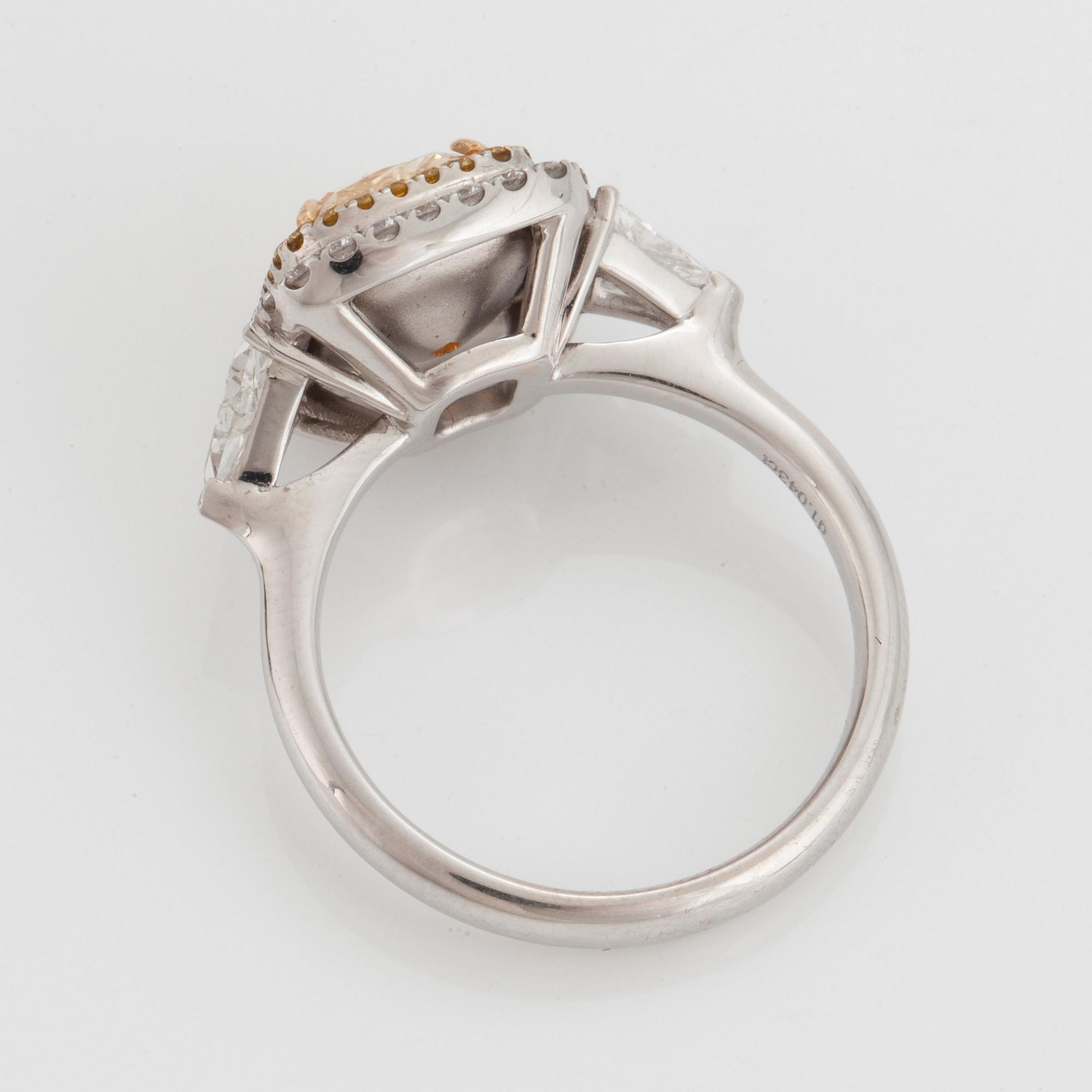 RING med en kuddslipad diamant.