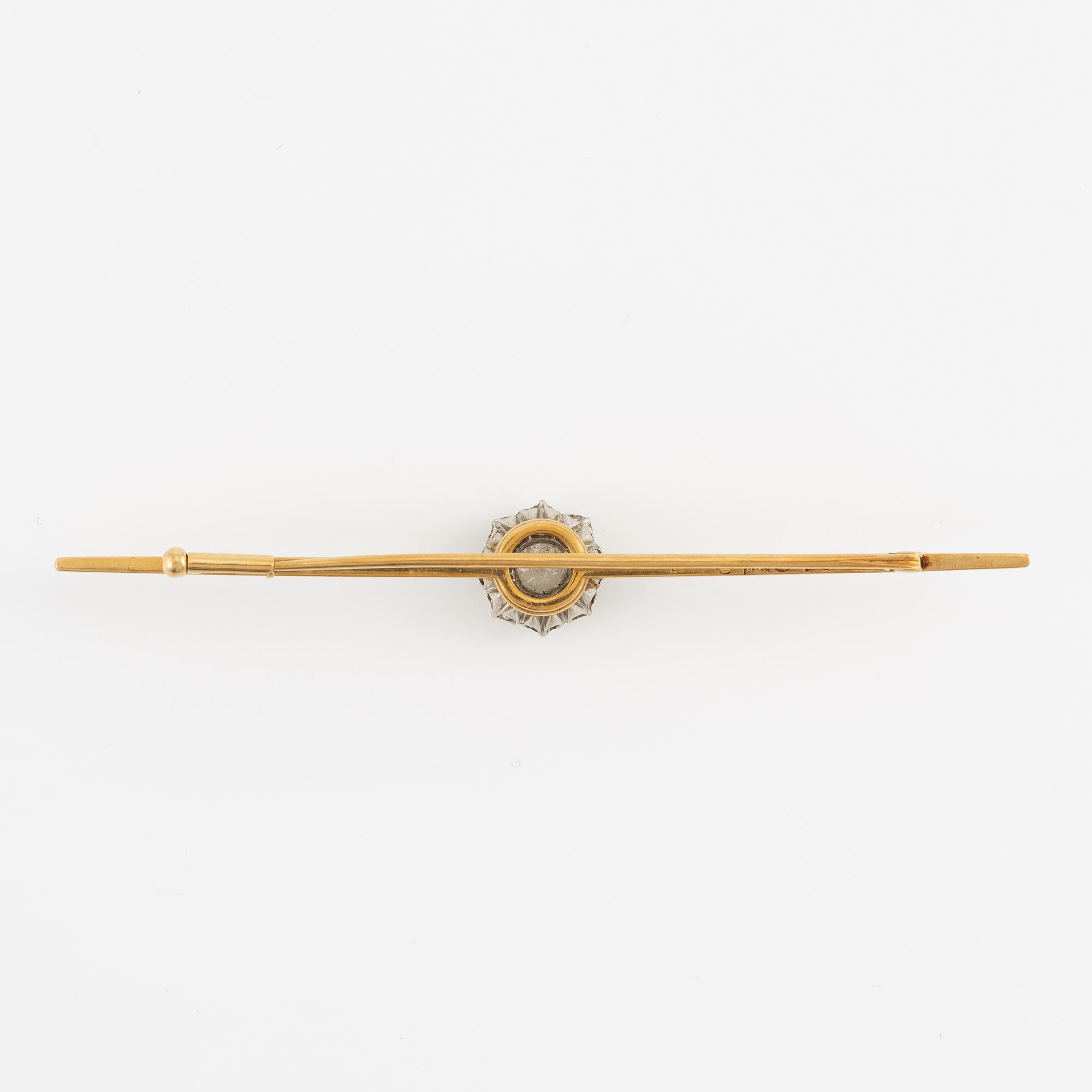 Brosch, 18K guld och mittstycke med gammalslipade diamanter. CG Hallberg, Stockholm 1926.