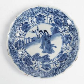 Koppar, två stycken, samt fat, porslin, Kina, Qingdynastin, Kangxi (1662-1722).