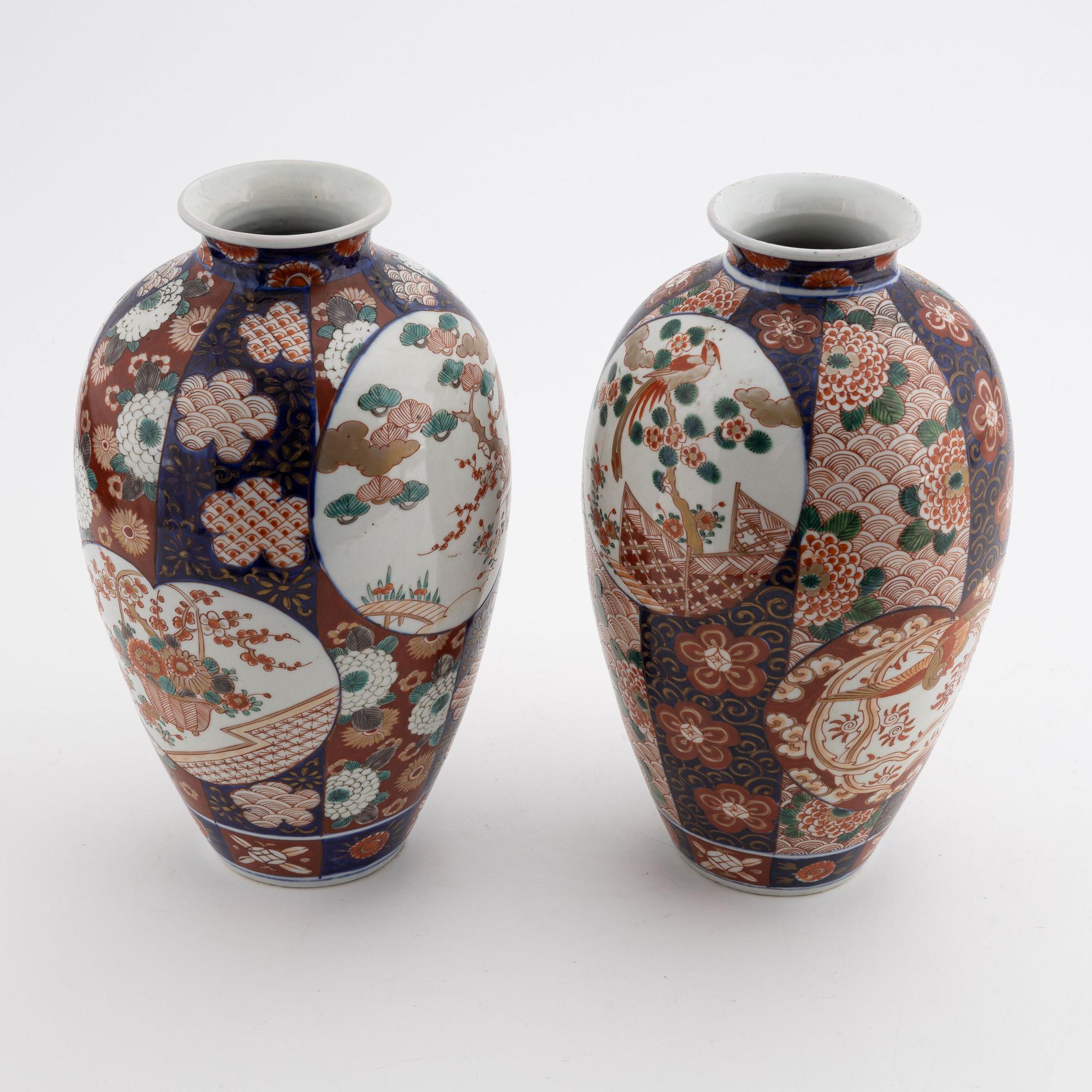 A pair of Japanese porcelain vases, first half of the 20th Century.