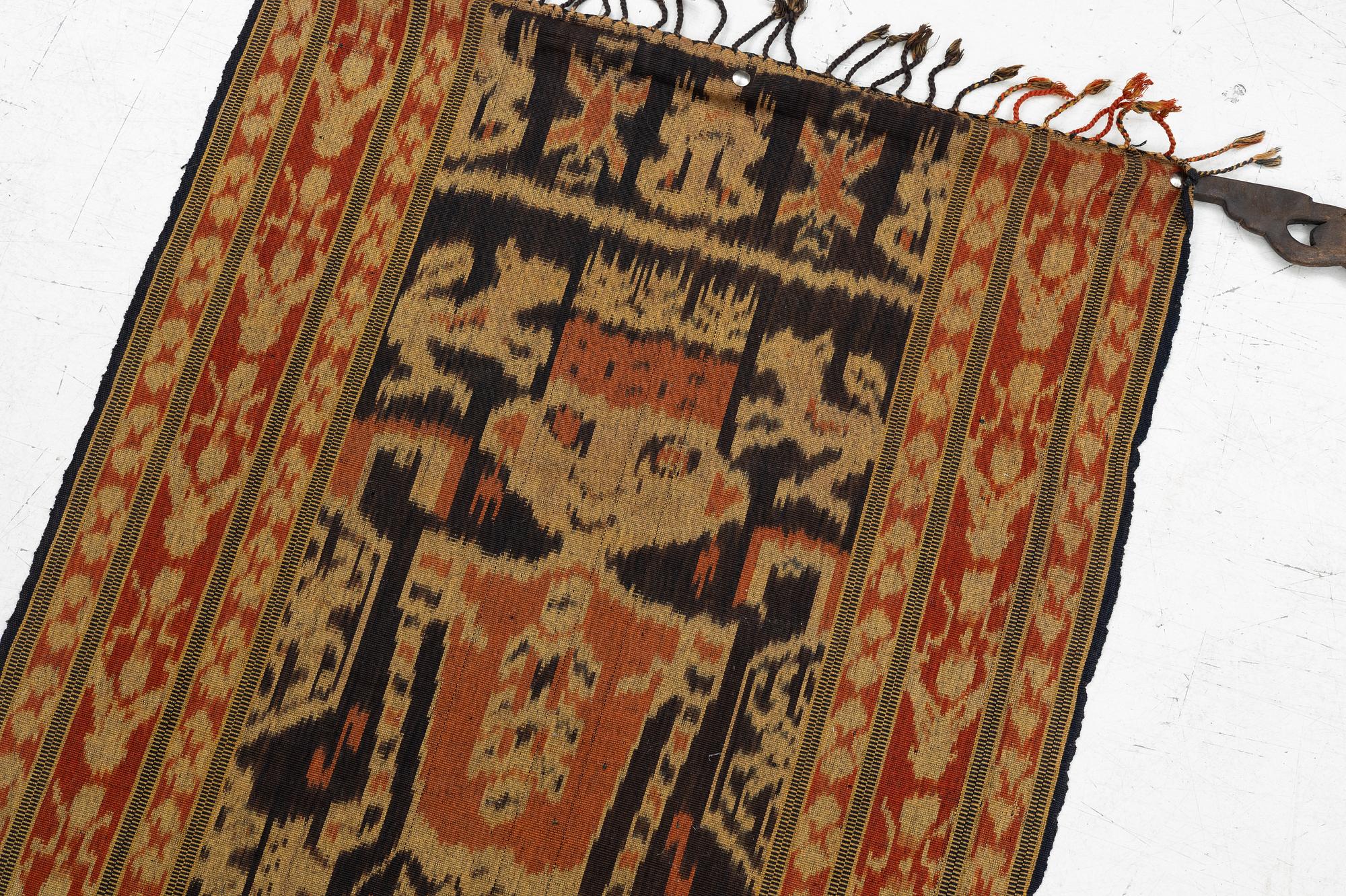 A semi-antique Sumba Ikat Hinggi, Indonesia. Ca 98 x 57 cm.