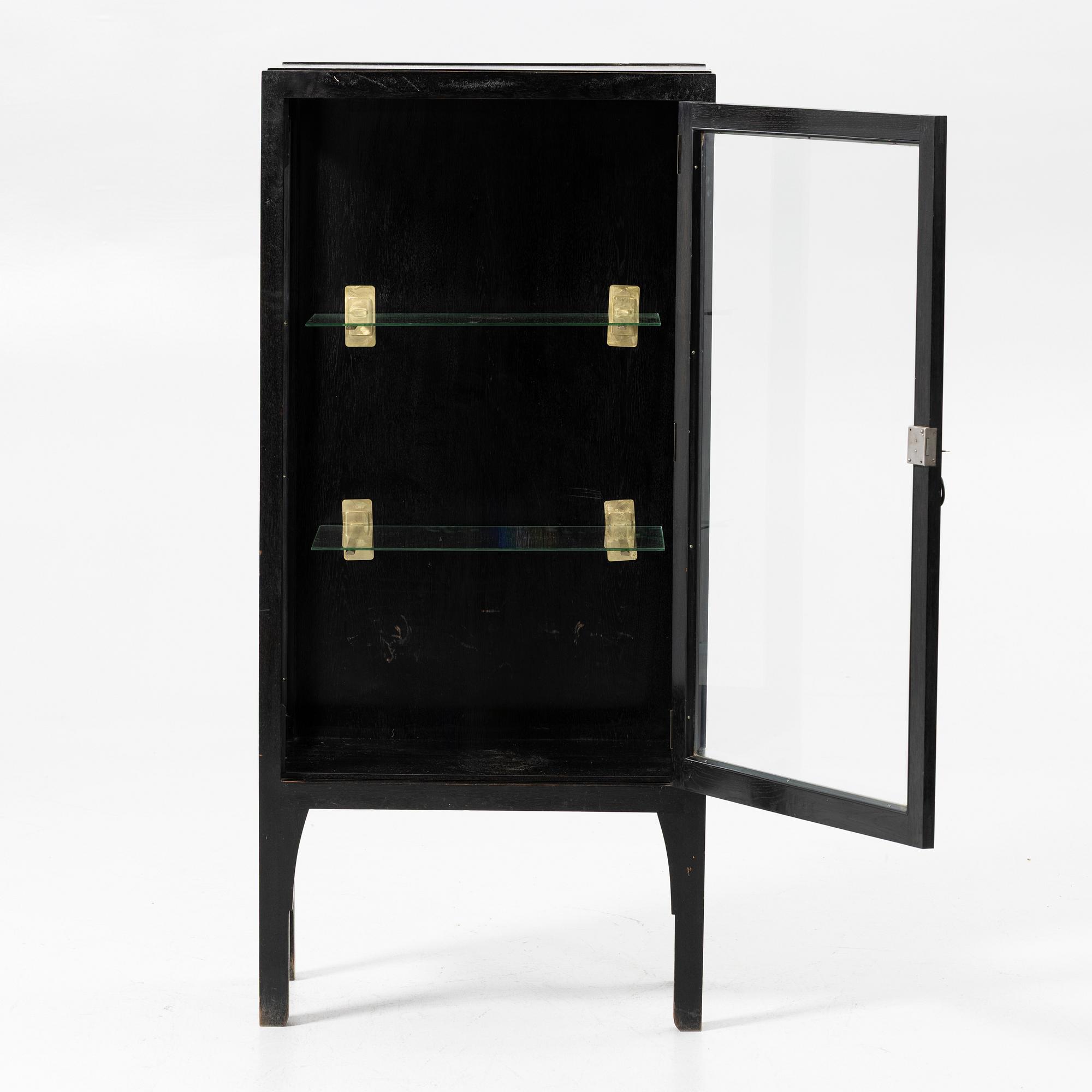 Display cabinet, 20th century.