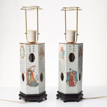 Perukstockar/bordslampor, ett par, porslin, Kina, sen Qingdynati.