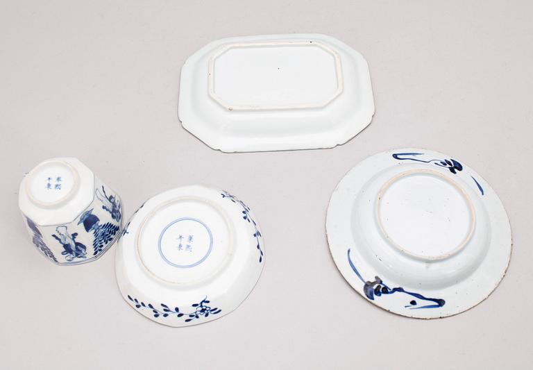 BÄRTALLRIK, FAT samt KOPP med FAT, porslin, Kina, Qing dynastin, bland annat Qianlong (1735-96).