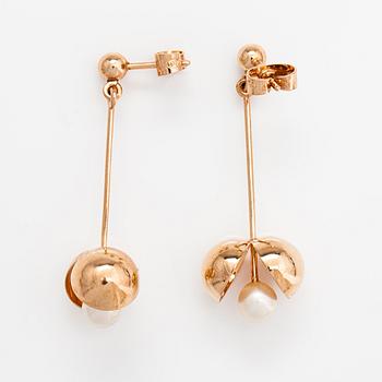 Olli Auvinen, örhängen, 14K guld, odlade pärlor. Westerback, Helsingfors 1957.