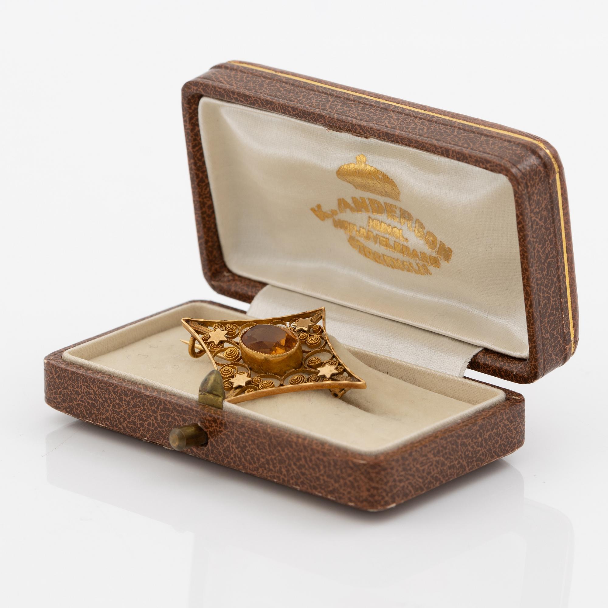 Brooch, 18K gold, filigree work with citrine.