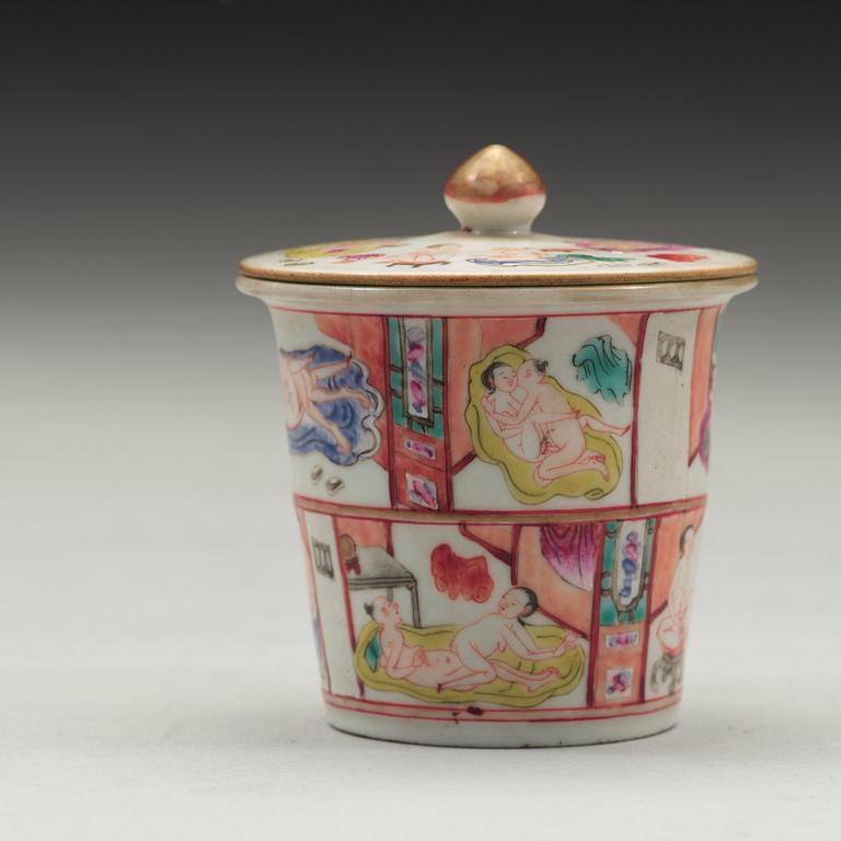 A porcelain cup with cover, late Qing dynasty.