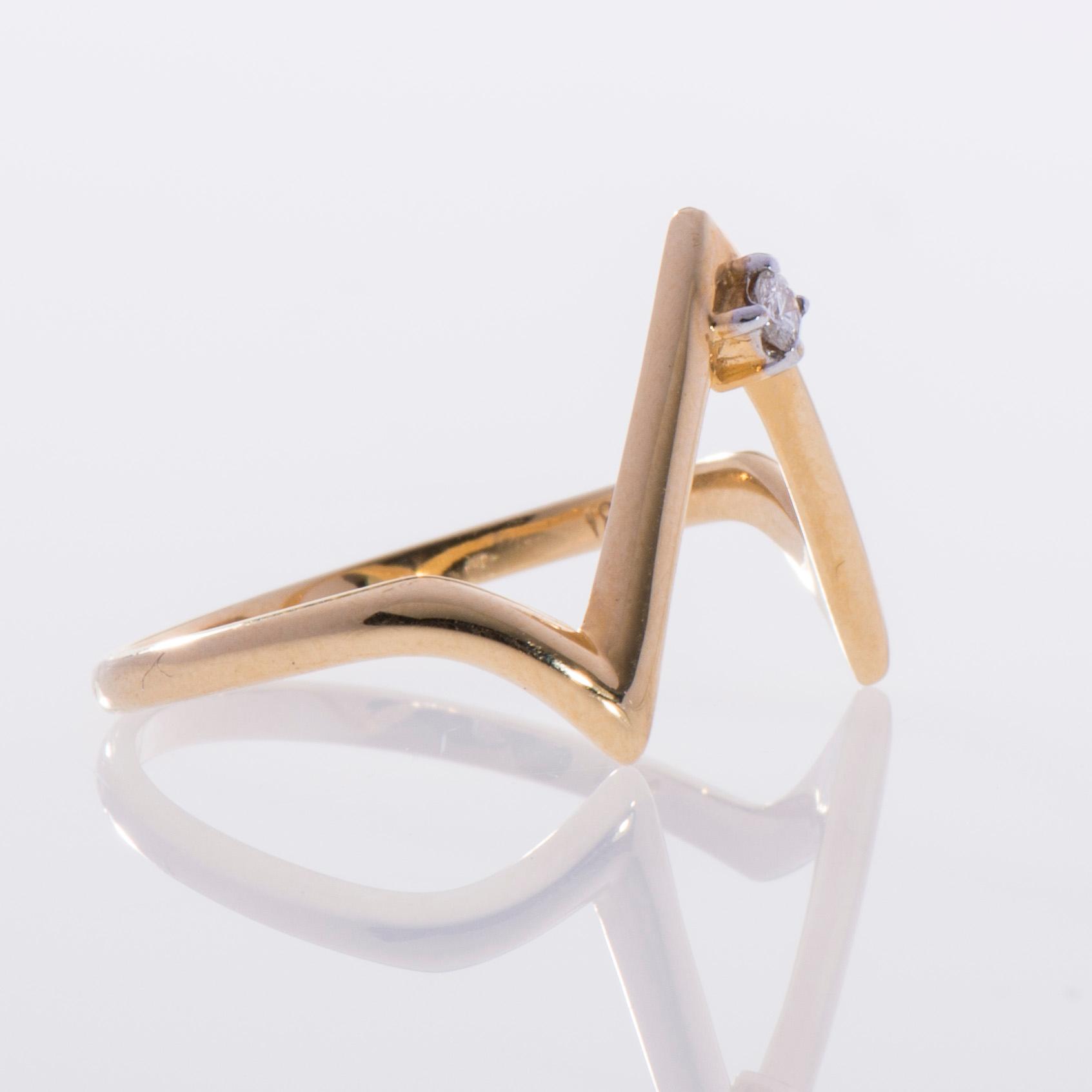 RING, 18K guld, liten briljantslipad diamant. Vikt 2,1 g.
