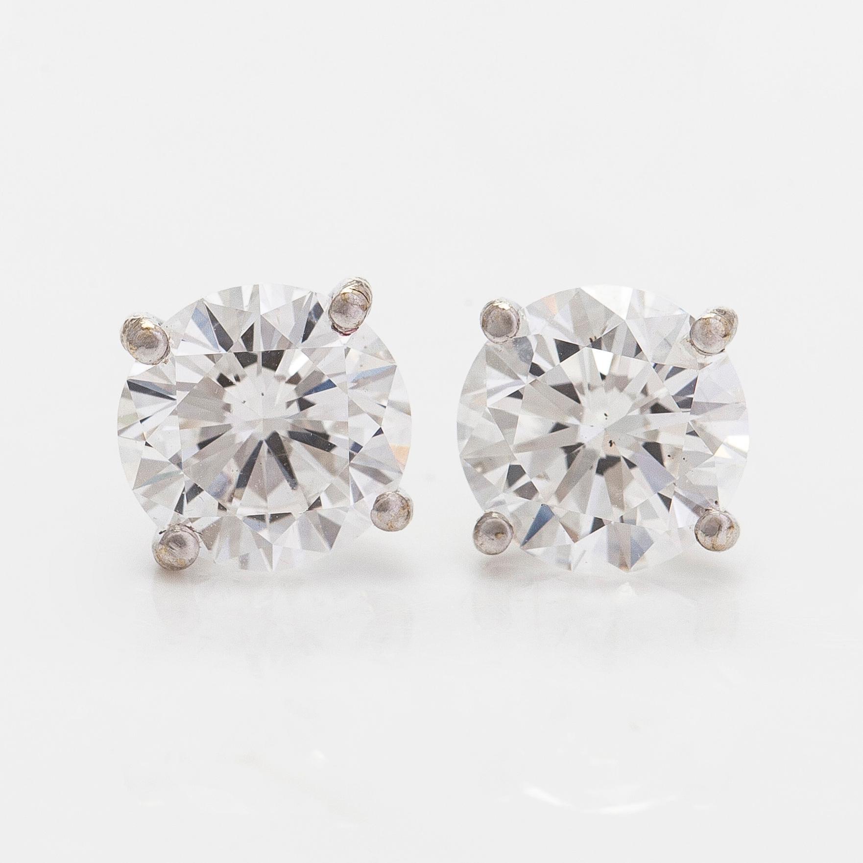 Korvakorut, yksikiviset, 18K valkokultaa ja briljanttihiottuja timantteja yht. 2.04 ct.