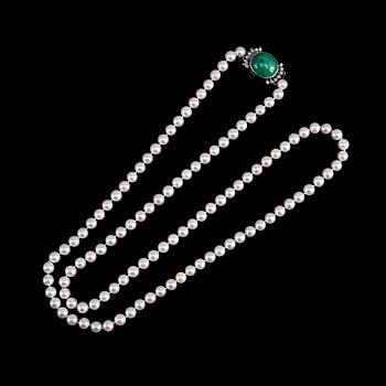 A NECKLACE, cultivated pearls Ø 6 mm, clasp with a cabochon cut emerald c. 13.5 ct, 16 x 14 mm.