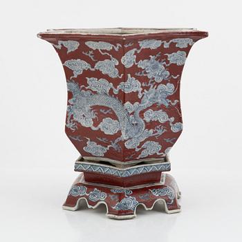 A Chinese porcelain dragon flower pot with stand, late Qing dynasty / early 20th century.