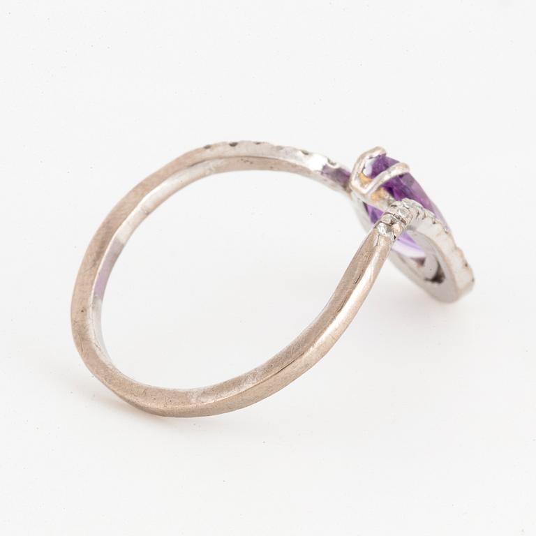 Mandelstam, Ring 18K white gold set with a marquise-cut amethyst and single-cut diamonds.