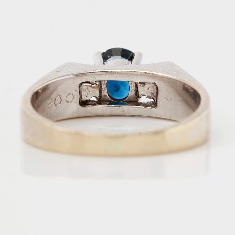 RING, 18K vitguld, diamanter och safir ca 0.80 ct.