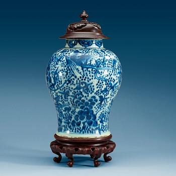 A blue and white jar, Qing dynasty.