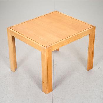 FÅTÖLJ och BORD, trol Tage Poulsen, Danmark, 1900-talets andra hälft.